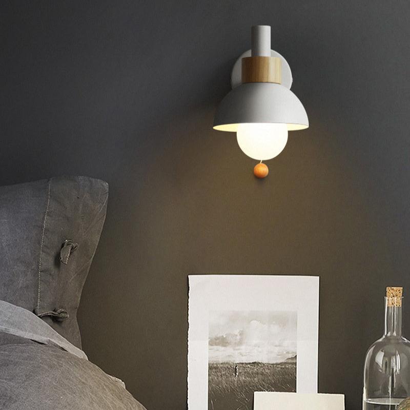 Inbjudande vägglampa i pastell – trä & järn med enkel styrning