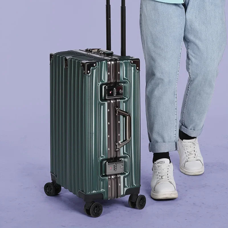 Stilfuld hård kuffert med aluminiumramme – Nordica