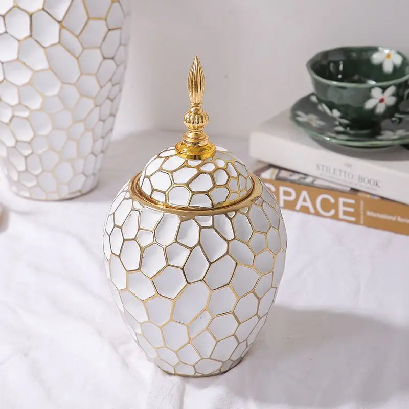 Elegant keramisk vase med gyldne detaljer