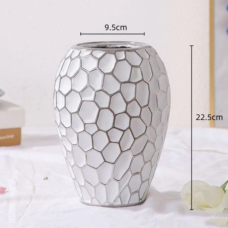 Elegant keramisk vase med gyldne detaljer