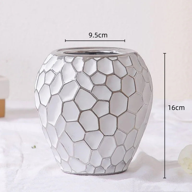 Elegant keramisk vase med gyldne detaljer