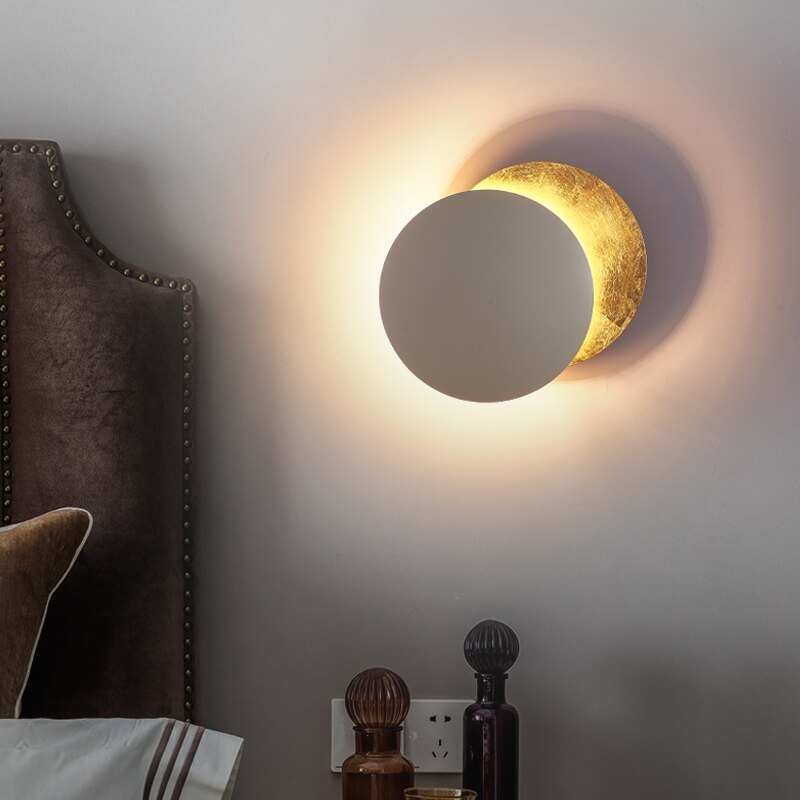 Modern vägglampa med solförmörkelse-effekt – Indirekt belysning