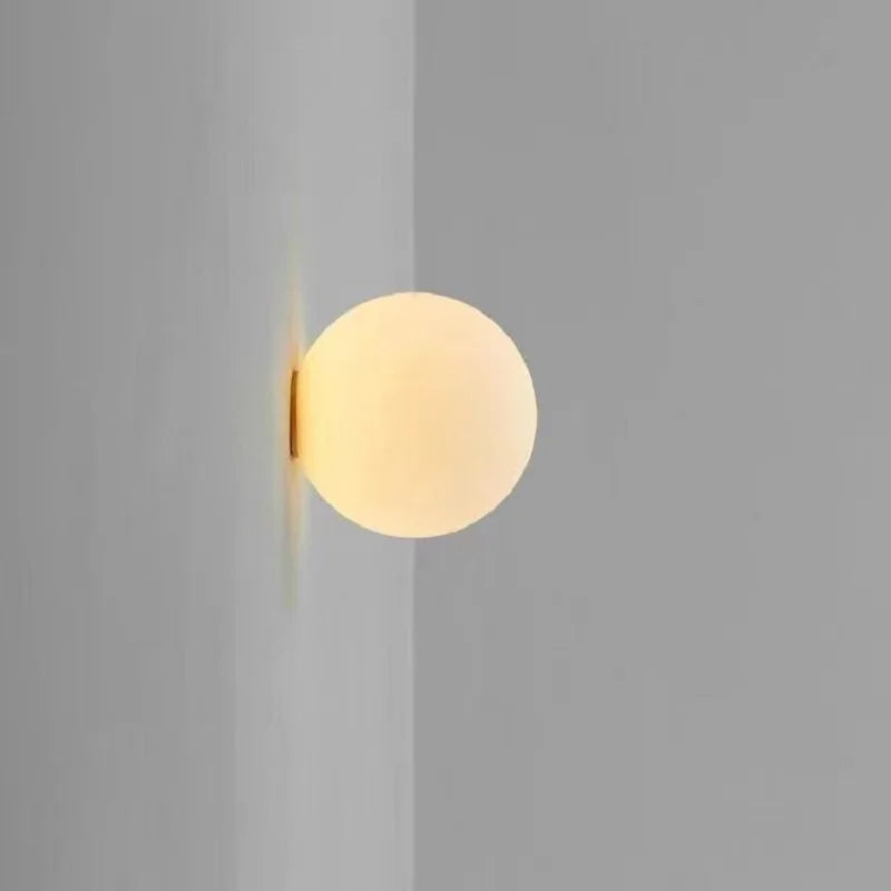 Stilren rund vägglampa i glas med mysbelysning