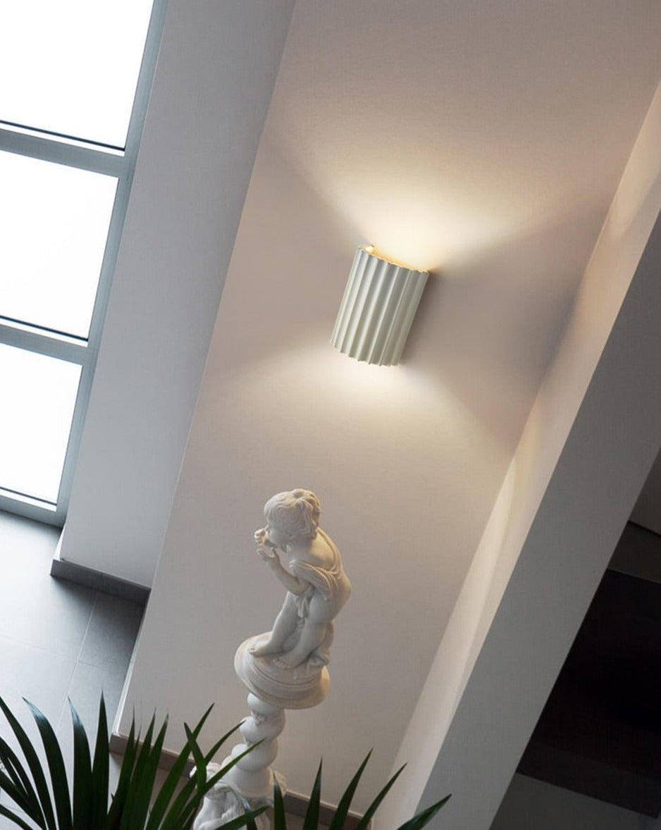 Vägglampa med LED i färgad harts – Fallande design