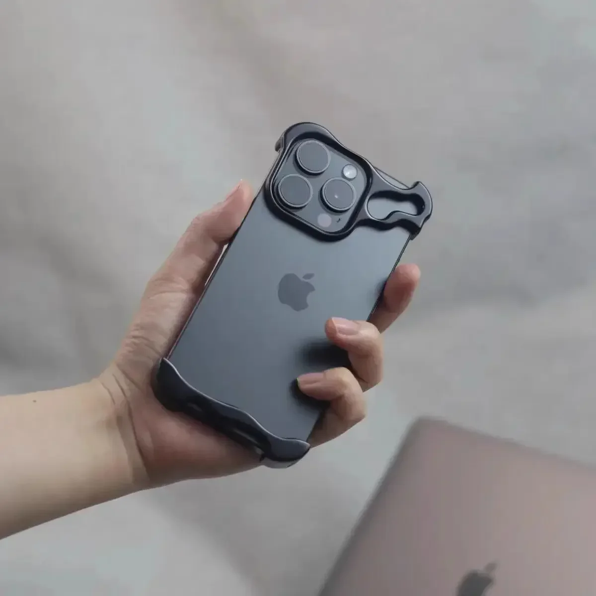 Minimalistisk stødabsorberende iPhone-cover med aluminiumsramme