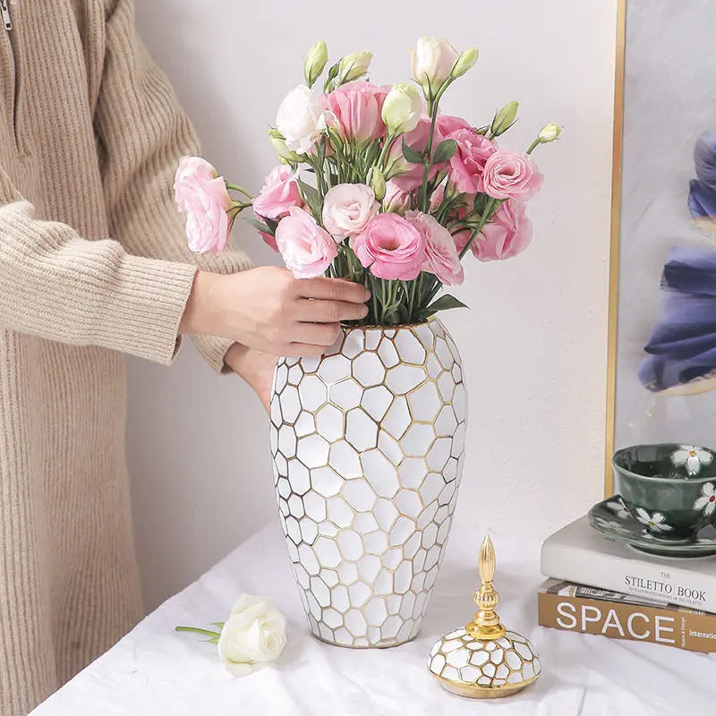 Elegant keramisk vase med gyldne detaljer