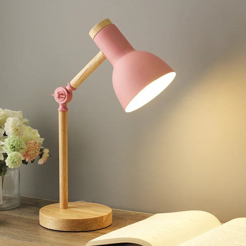 Farvet bordlampe i træ | Justerbar lampe i nordisk design