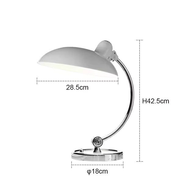 Elegant bordslampa i järn med skandinavisk design och funktionalitet