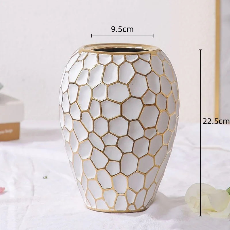 Elegant keramisk vase med gyldne detaljer