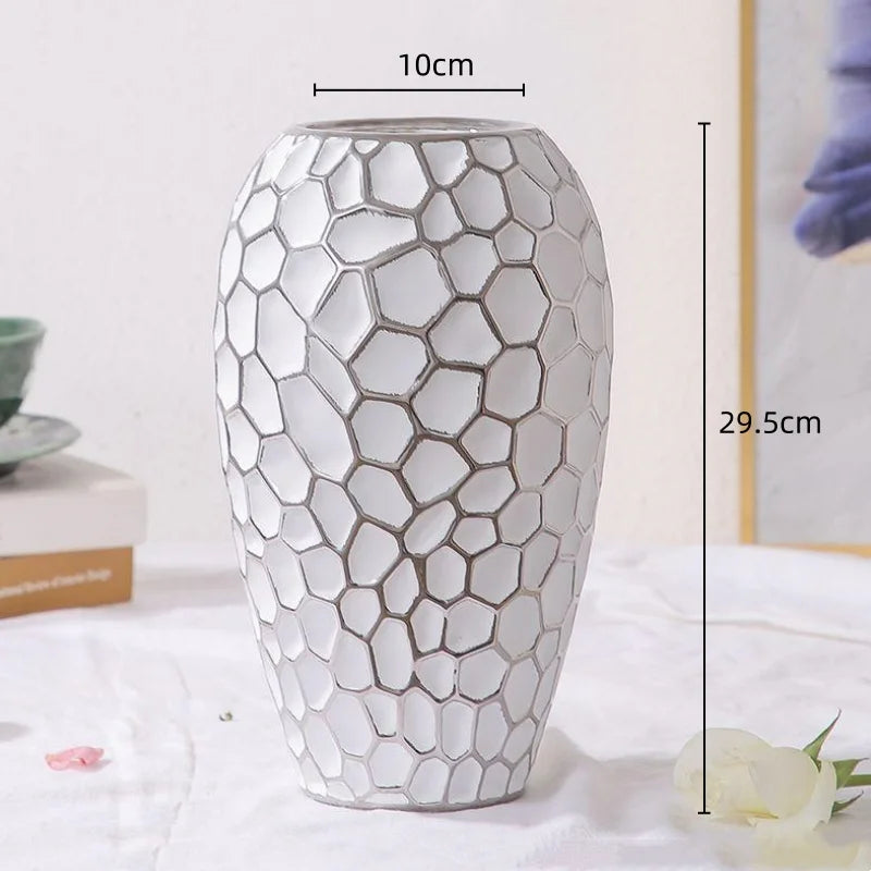 Elegant keramisk vase med gyldne detaljer