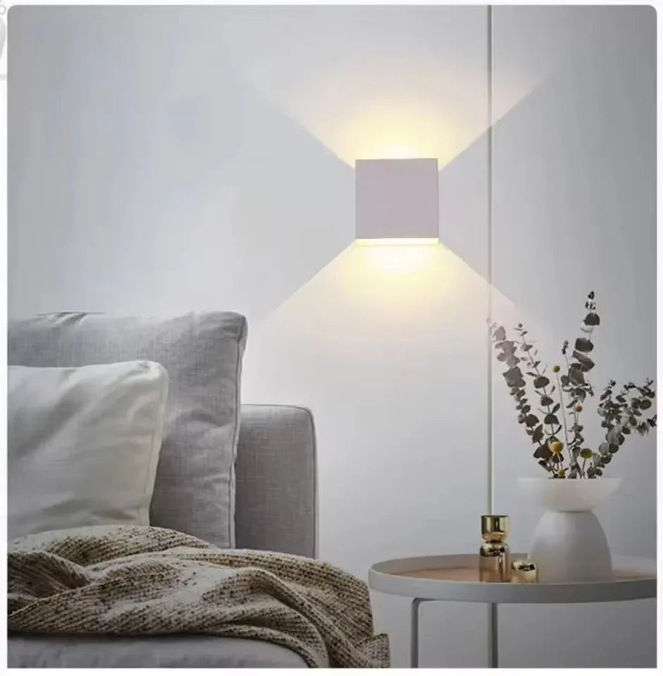 Elegant Vägglampa i Minimalistisk Design med Justerbar Belysning