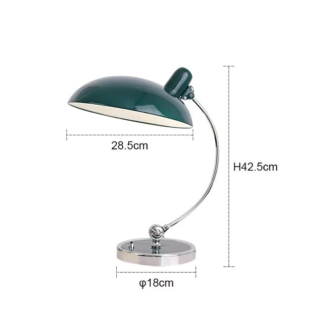 Elegant bordslampa i järn med skandinavisk design och funktionalitet