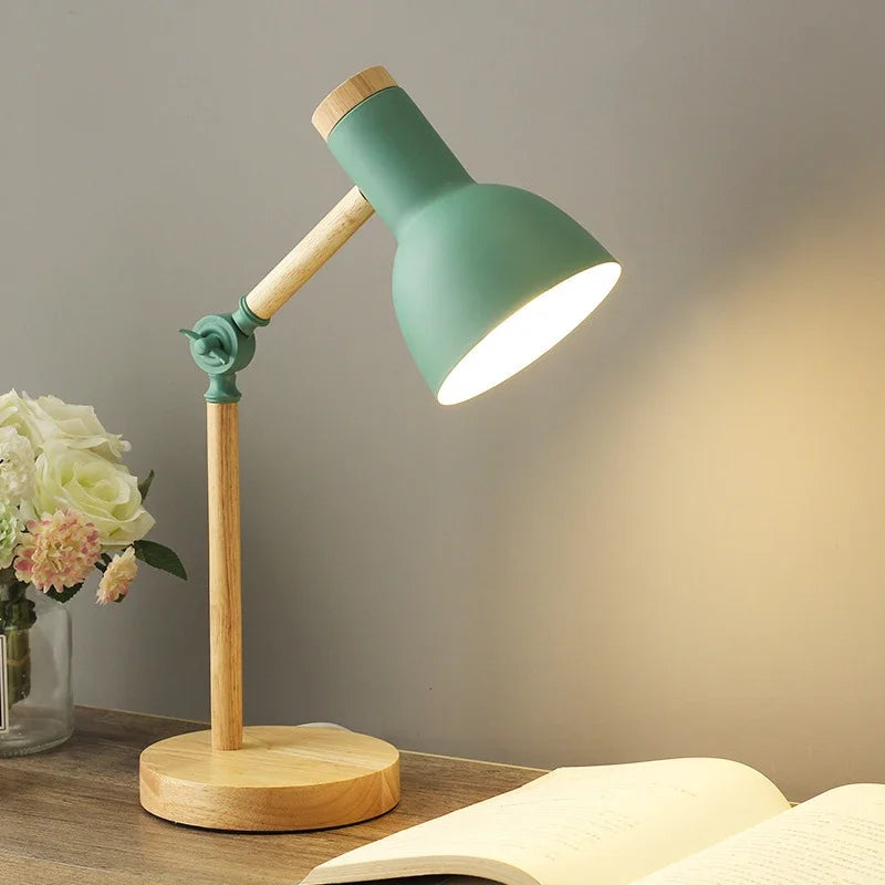 Farvet bordlampe i træ | Justerbar lampe i nordisk design