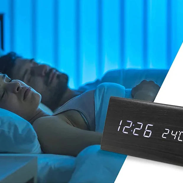 Trendy LED-Vægur i Træ med Stemmekontrol - Stilfuld og Praktisk