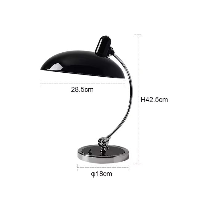 Elegant bordslampa i järn med skandinavisk design och funktionalitet