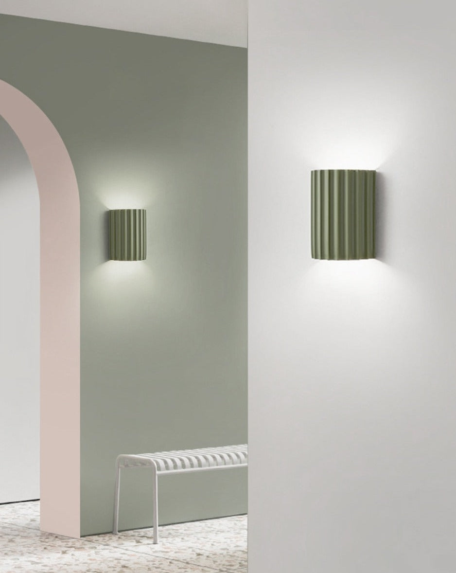 Vägglampa med LED i färgad harts – Fallande design