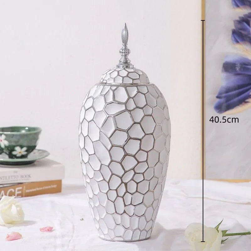 Elegant keramisk vase med gyldne detaljer