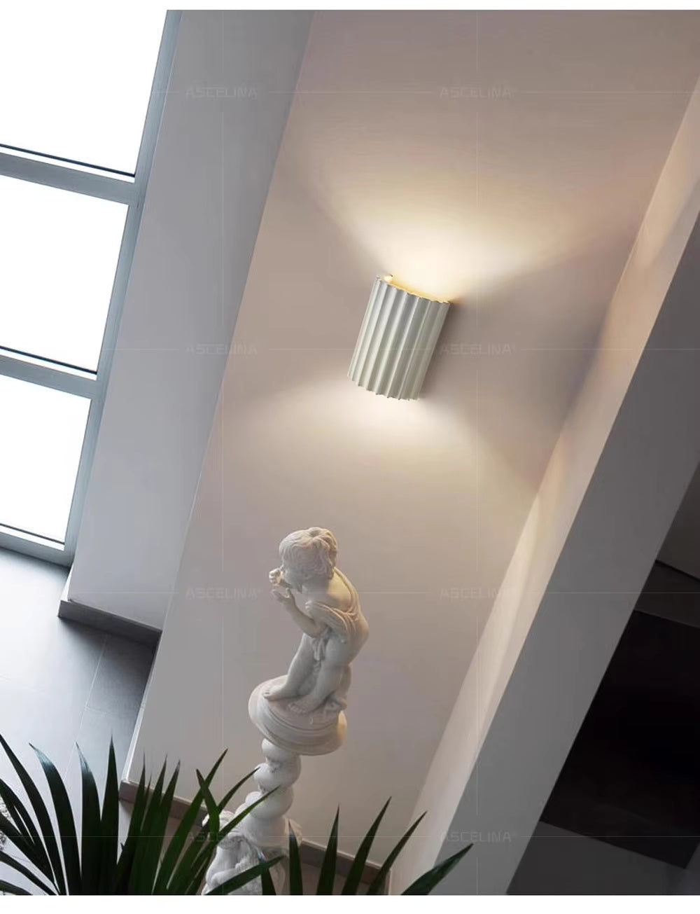 Moderne Væglampe med Gerippet Design og Stemningslys