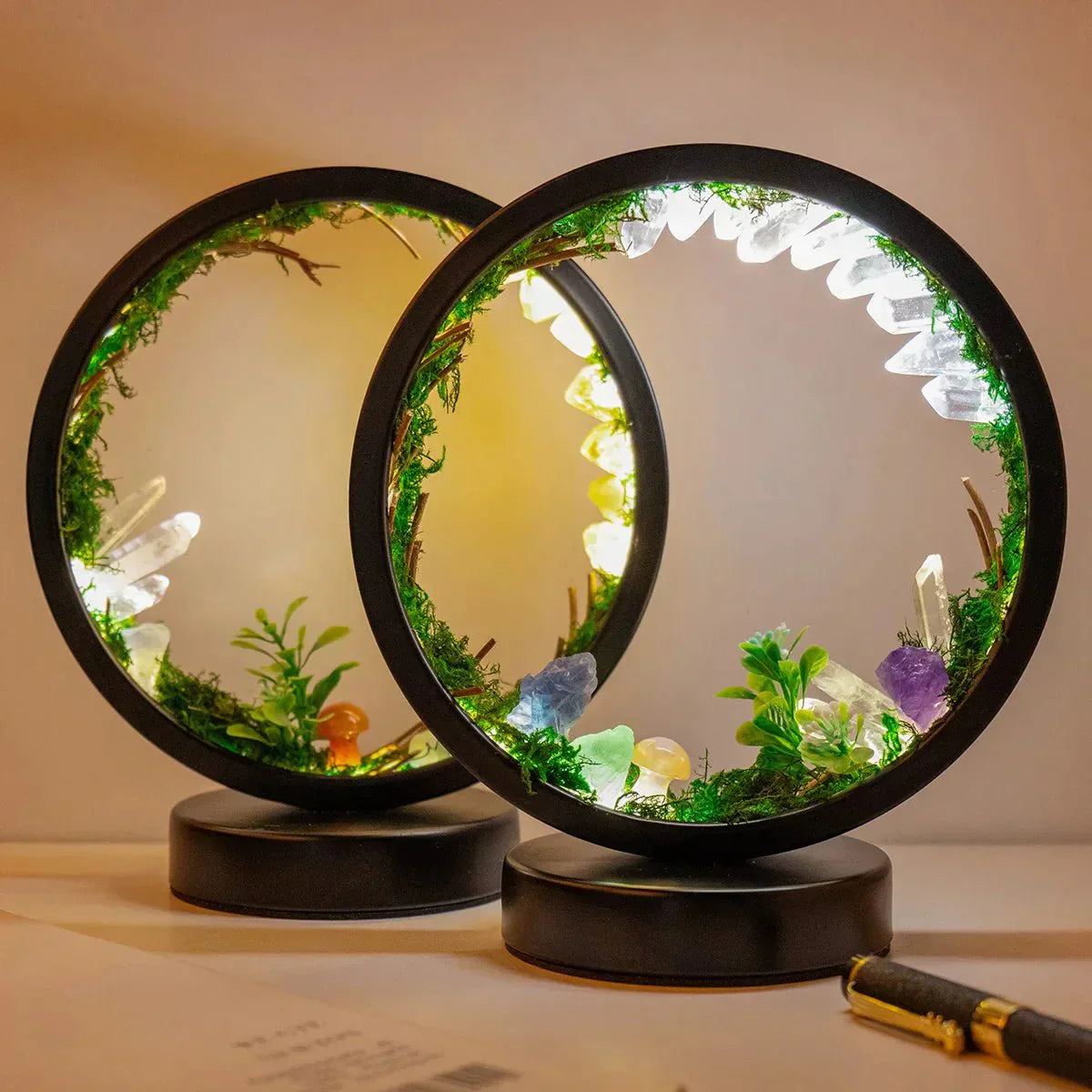Elegant natlampe med rund ramme - grønne krystaller - stilfuld dekoration
