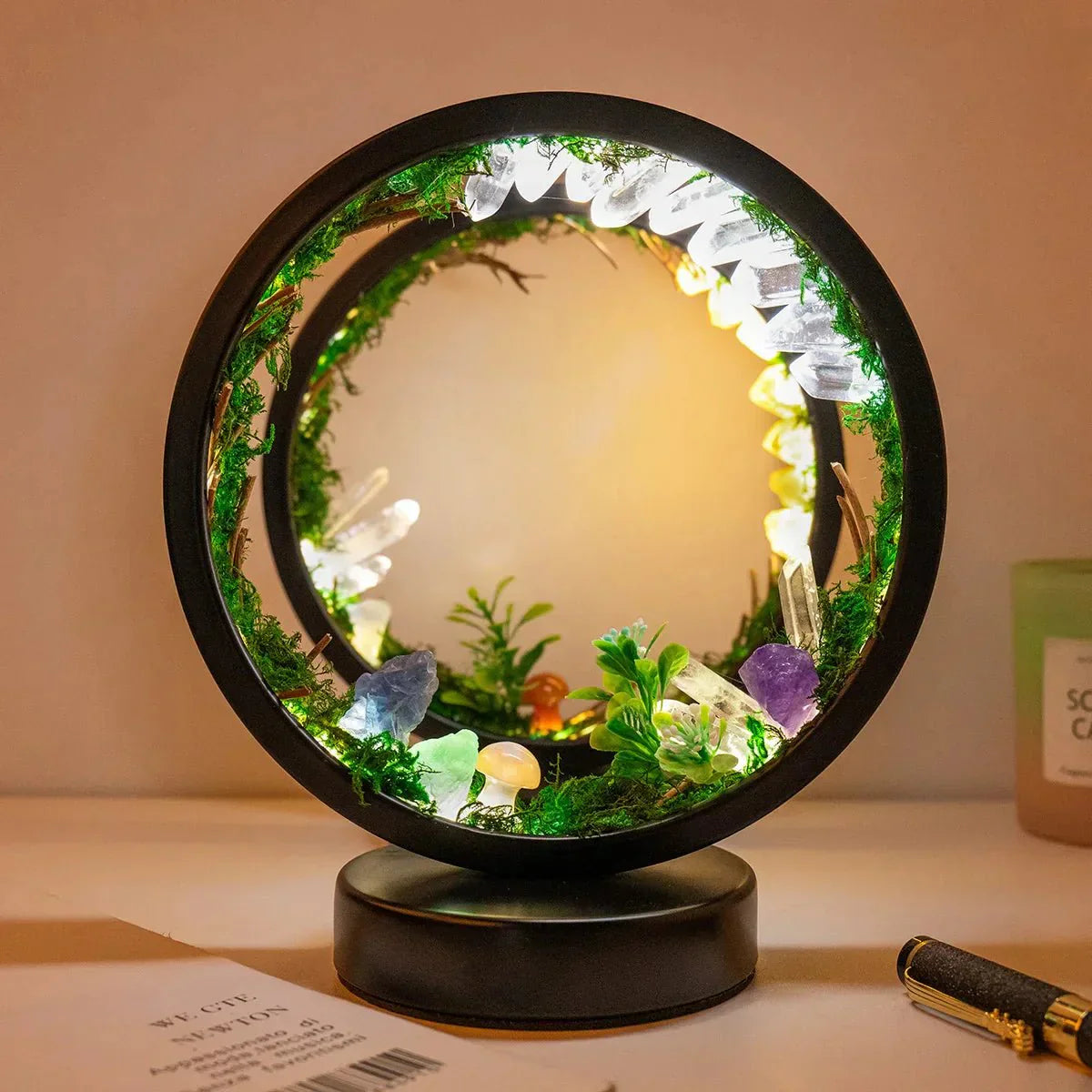 Elegant natlampe med rund ramme - grønne krystaller - stilfuld dekoration