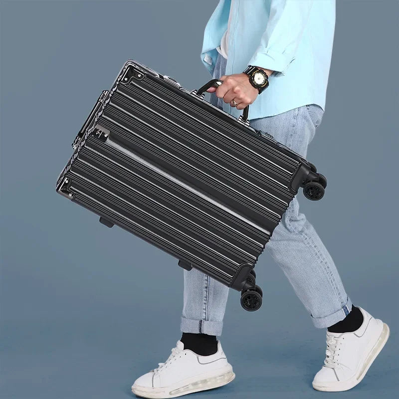 Stilfuld hård kuffert med aluminiumramme – Nordica