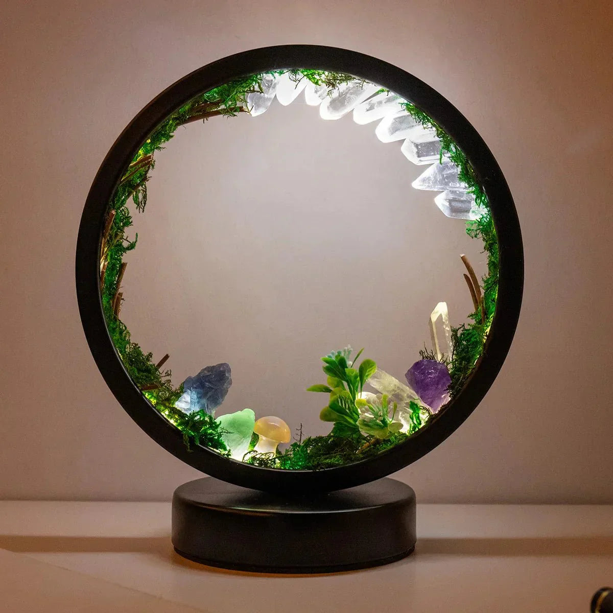 Elegant natlampe med rund ramme - grønne krystaller - stilfuld dekoration