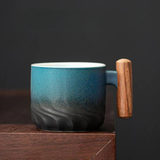 Handgjord keramikmugg med trähandtag – Unik och praktisk design