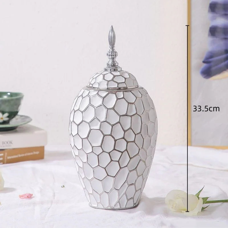 Elegant keramisk vase med gyldne detaljer