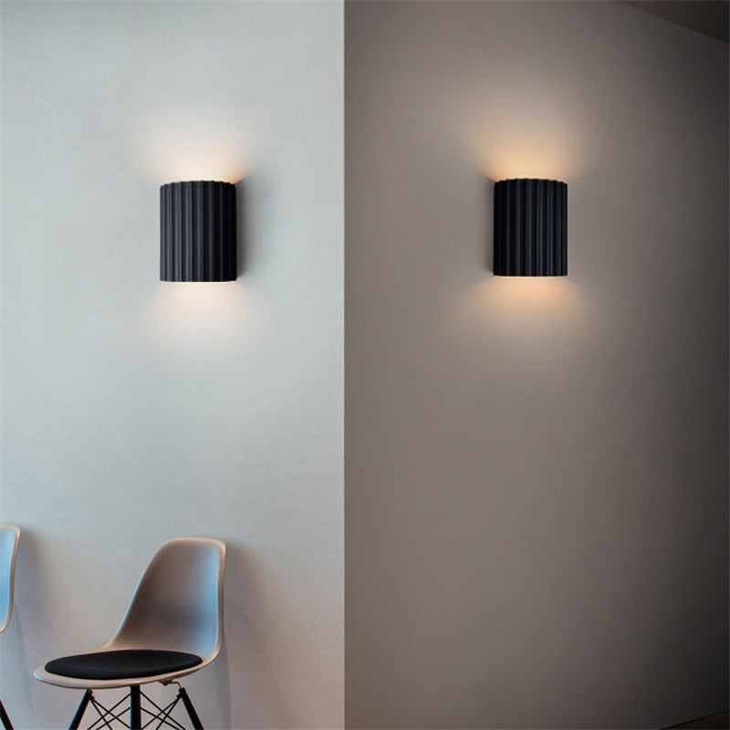 Vägglampa med LED i färgad harts – Fallande design