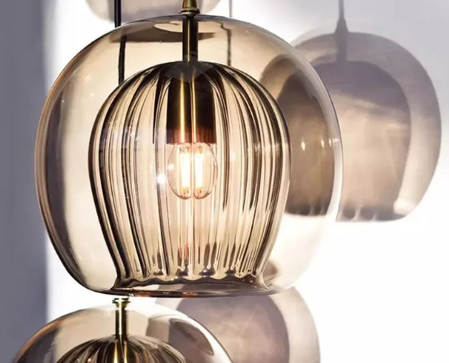 Elegant glaspendellampe til moderne hjem med LED-belysning