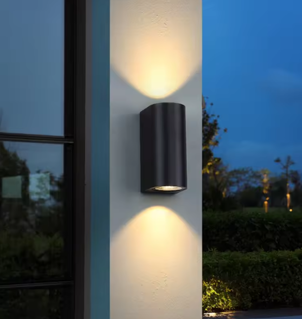 Elegant LED-væglampe til indendørs og udendørs brug, IP65