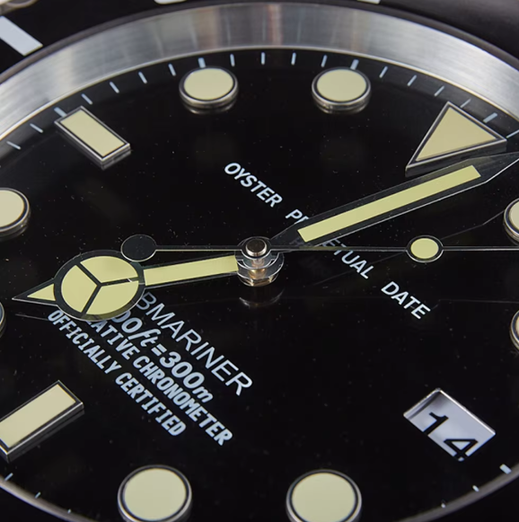 Elegant Sunburst Väggklocka i Metall med Tyst Urverk