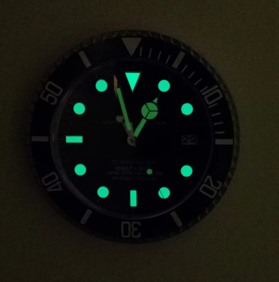 Elegant Sunburst Väggklocka i Metall med Tyst Urverk