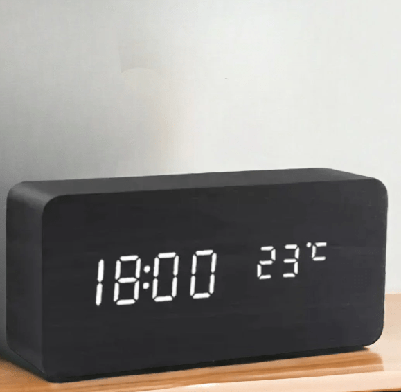 SmartTræ LED Ur – Stemmestyring og Elegant Design til Hjemmet