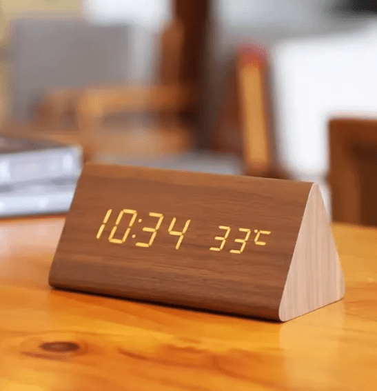 SmartTræ LED Ur – Stemmestyring og Elegant Design til Hjemmet