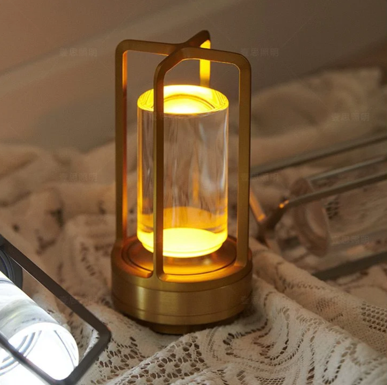 Trådløs Bordlampe med Dæmpbar LED og Elegant Design