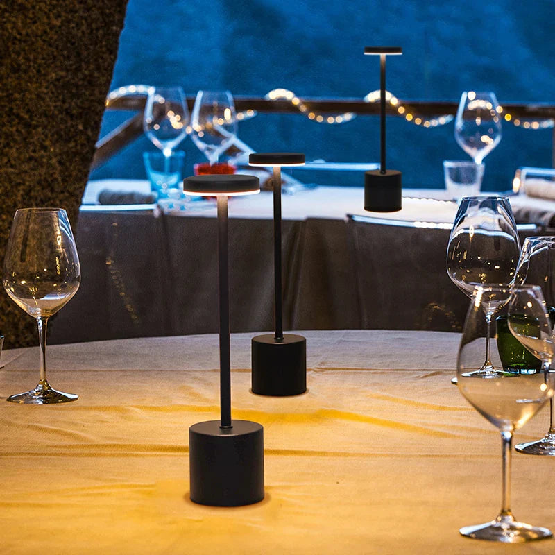 Stilren LED-skrivbordslampa med touchsensor och justerbart ljus