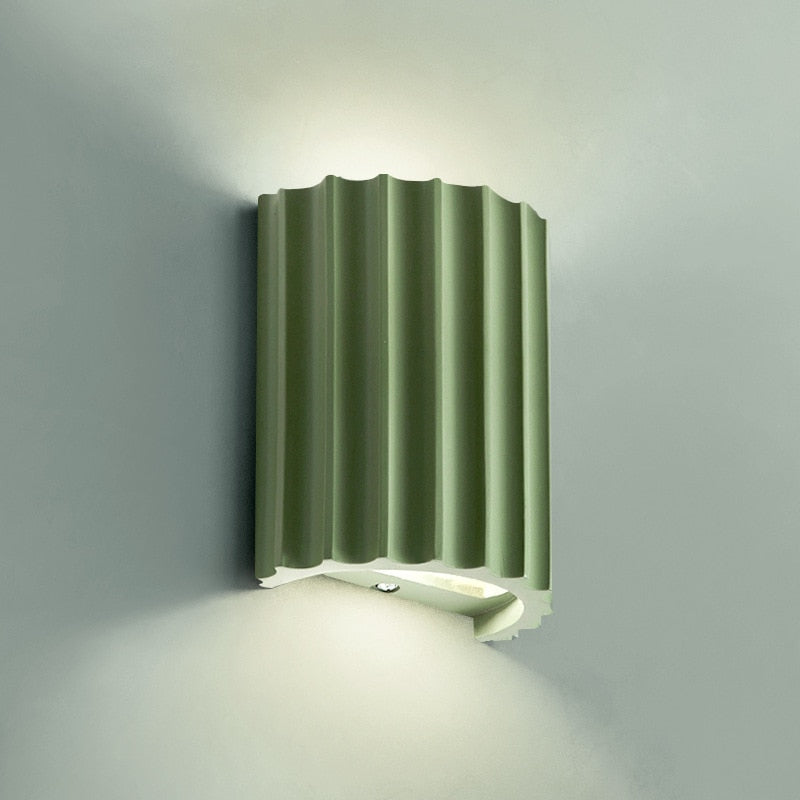 Vägglampa med LED i färgad harts – Fallande design