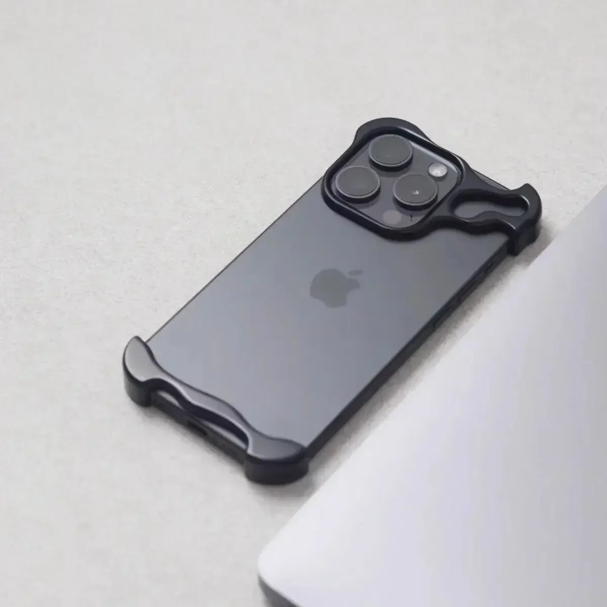 Minimalistisk stødabsorberende iPhone-cover med aluminiumsramme