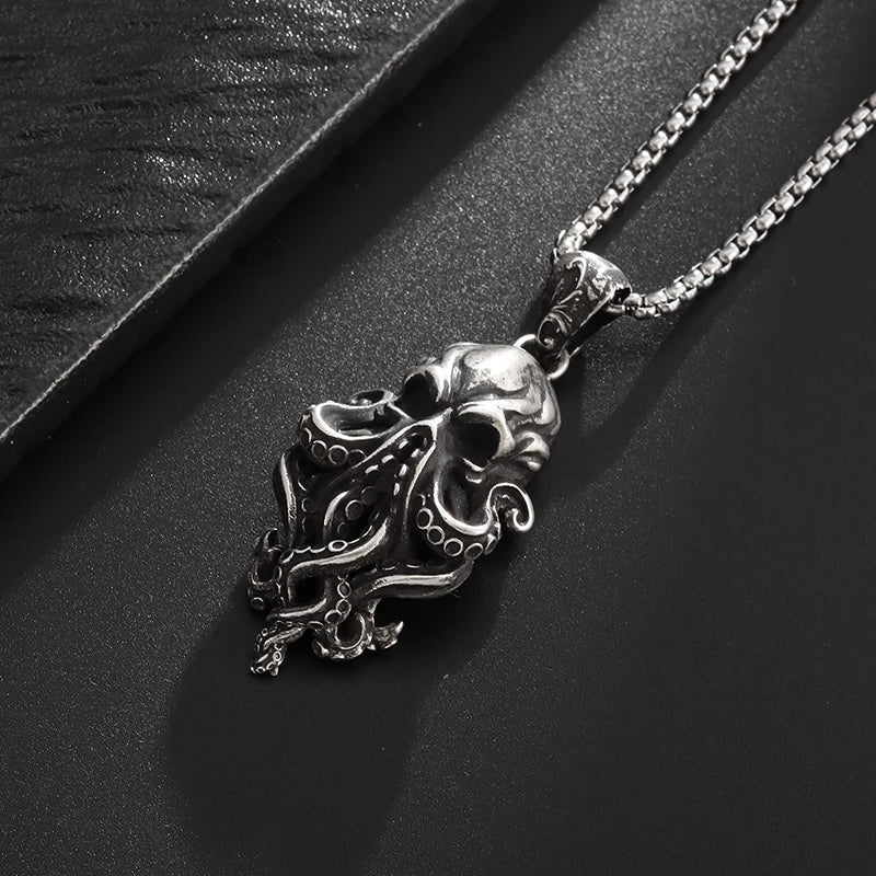 Gotisk döskalle och bläckfisktentakelhalsband