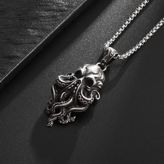 Gotisk döskalle och bläckfisktentakelhalsband