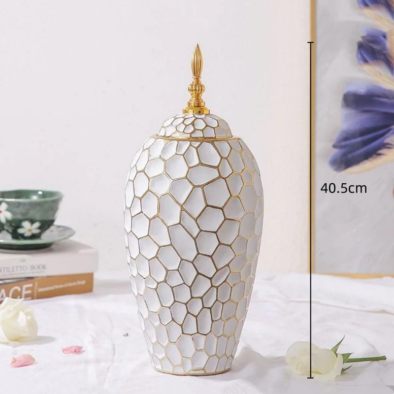 Elegant keramisk vase med gyldne detaljer
