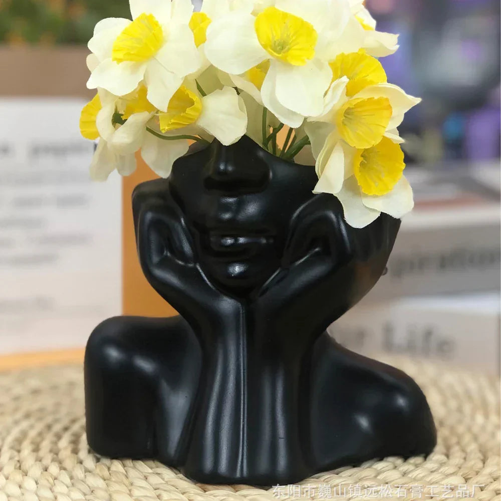 Glad blomkrukkeskulptur
