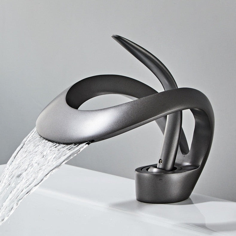 Modern badrumsblandare med minimalistisk design och vattenfallsutlopp