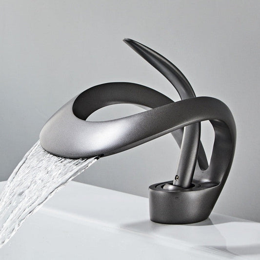 Modern badrumsblandare med minimalistisk design och vattenfallsutlopp