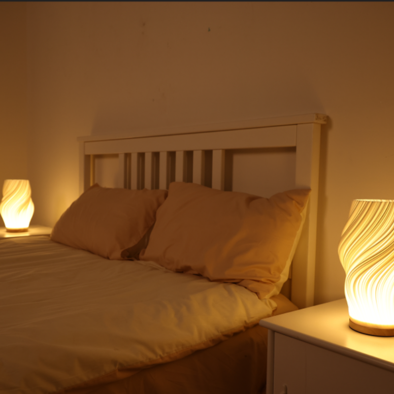 Modern Bordslampa med Dimmerfunktion och Skulptural Elegans