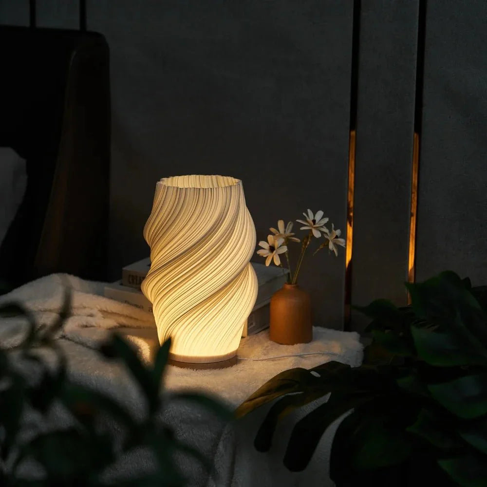 USB-drevet bordlampe med skulpturel skærm og dæmpbart lys