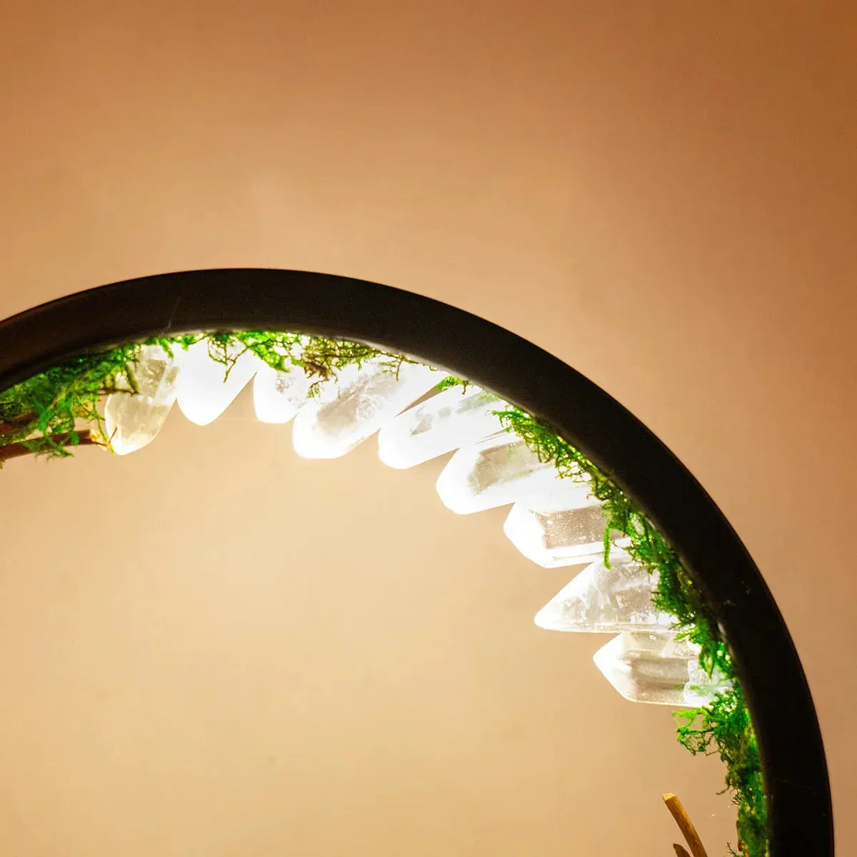 Elegant natlampe med rund ramme - grønne krystaller - stilfuld dekoration