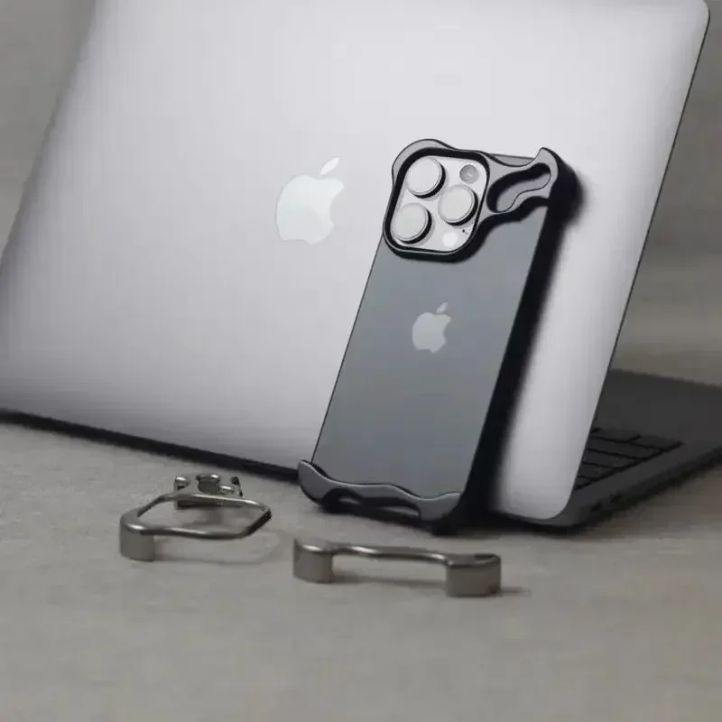 Minimalistisk stødabsorberende iPhone-cover med aluminiumsramme