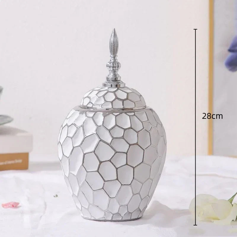 Elegant keramisk vase med gyldne detaljer